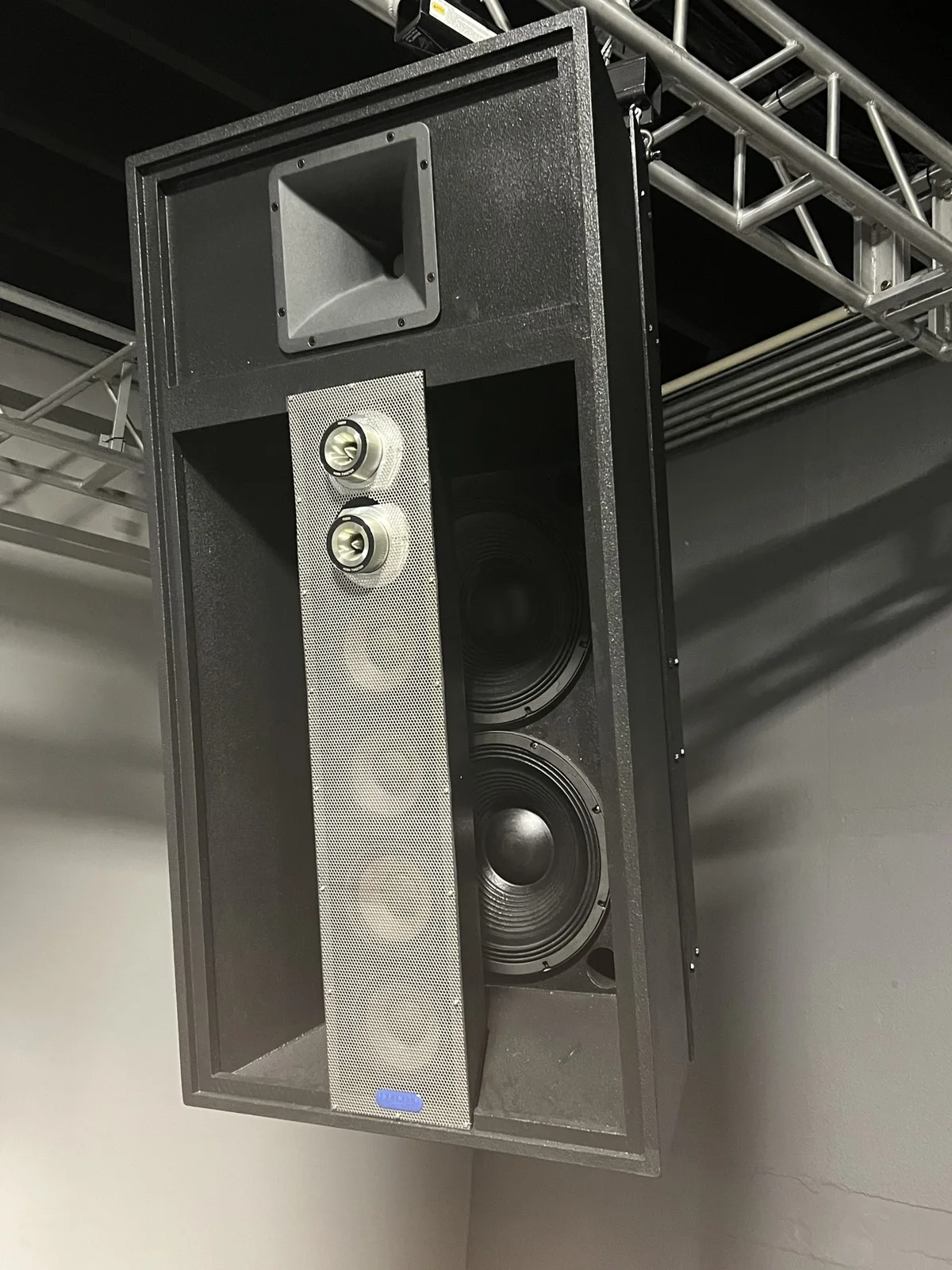 Infinite Hybrid Array X90 loudspeaker for high-output installed sound